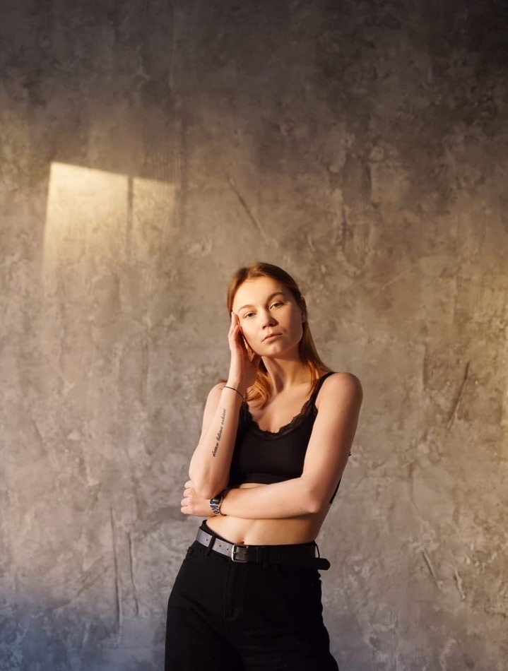 Ульяна привлекальеная девушка из Лутугино цена от 8000 руб