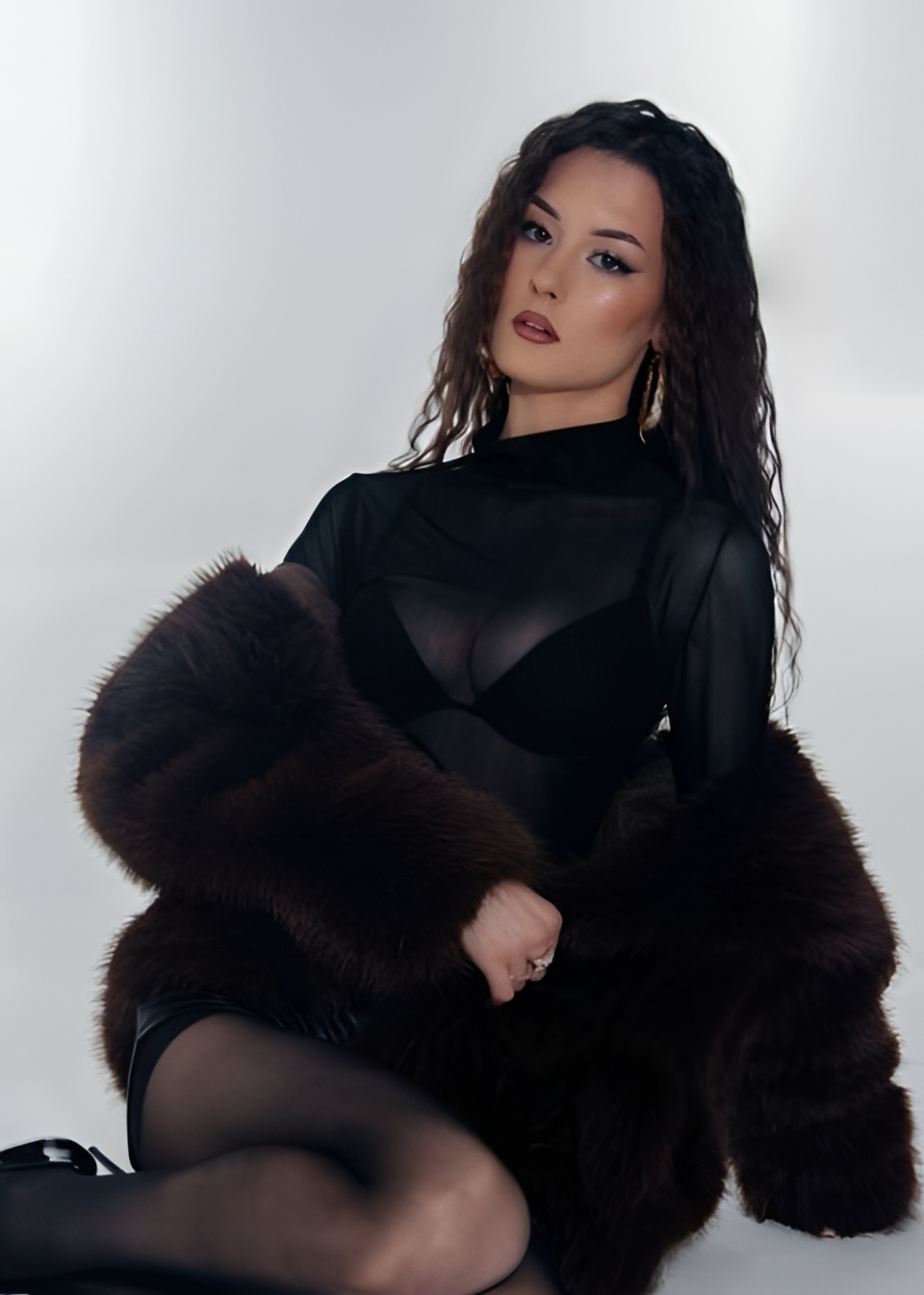 Юля привлекательная девушка из Лутугино цена от 6000 руб