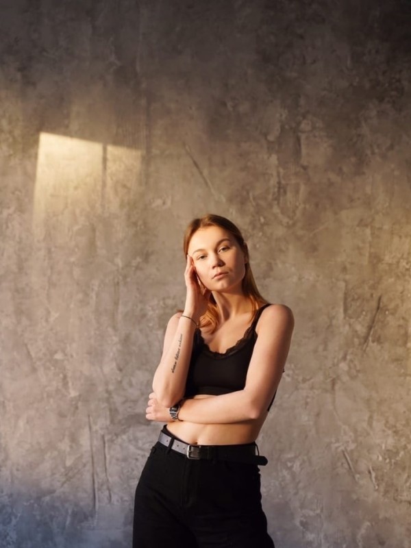 Ульяна привлекательная девушка из Лутугино цена от 8000 руб