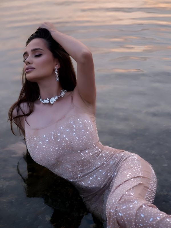 Арина привлекательная девушка из Лутугино цена от 5000 руб